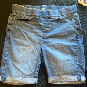 Levi’s pull on Bermuda Shorts